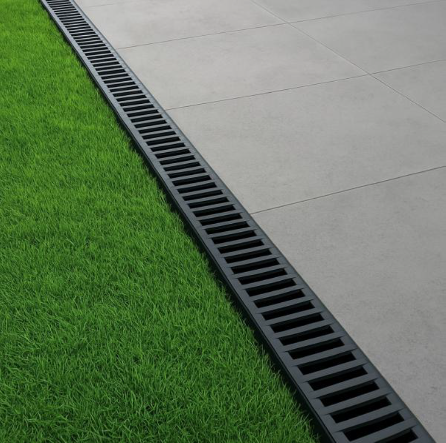Clean ground-level drainage channel